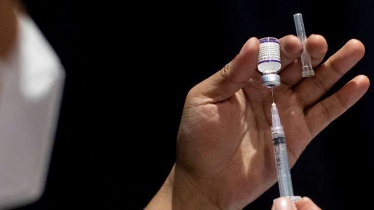 Απίστευτο περιστατικό στην Αγ. Βαρβάρα: Έπαιρνε 25€ για να κάνει εμβόλια για άλλους - Εμφανιζόταν με τις ταυτότητές τους