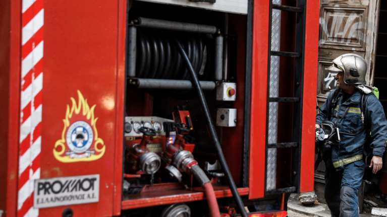 Πυρκαγιά σε παροπλισμένο πλοίο στο λιμάνι της Ελευσίνας