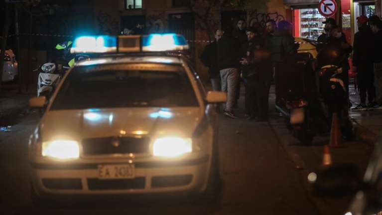 Πυροβολισμοί έξω από σχολείο στην Πανόρμου - Δύο νεαροί τραυματίες