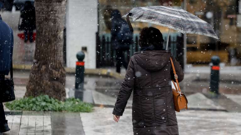 Πτώση θερμοκρασίας με βροχές για σήμερα - Νέα επιδείνωση από το Σάββατο - Διαφωνία μετεωρολόγων για τα χιόνια