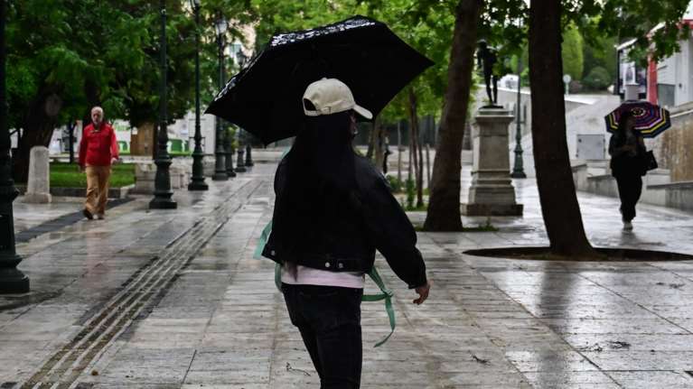 Meteo: Σκόνη, λασποβροχές και καταιγίδες έως το βράδυ - Πού θα χτυπήσουν τα φαινόμενα [χάρτες]