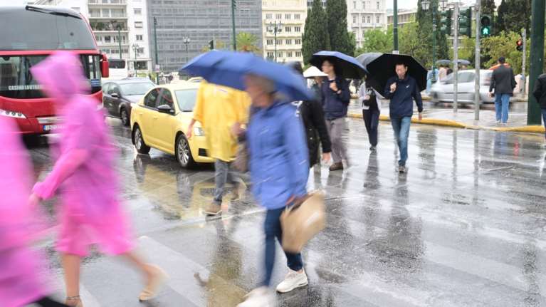 "Οργανωμένη κακοκαιρία 48 ωρών προ των πυλών": Καταιγίδες, θυελλώδεις άνεμοι και πτώση θερμοκρασίας, λέει ο Μαρουσάκης