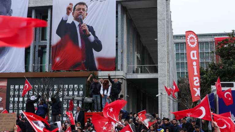 Bloomberg: Τι σημαίνει η προφυλάκιση του Ιμάμογλου - &quot;Γιατί τώρα&quot; - Κατέρρευσαν οι μετοχές