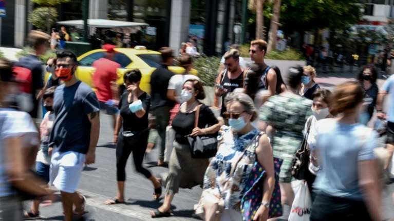 Τι συμβαίνει με τα ασυμπτωματικά κρούσματα: Οι μισοί με Όμικρον 5 δεν γνωρίζουν ότι νοσούν