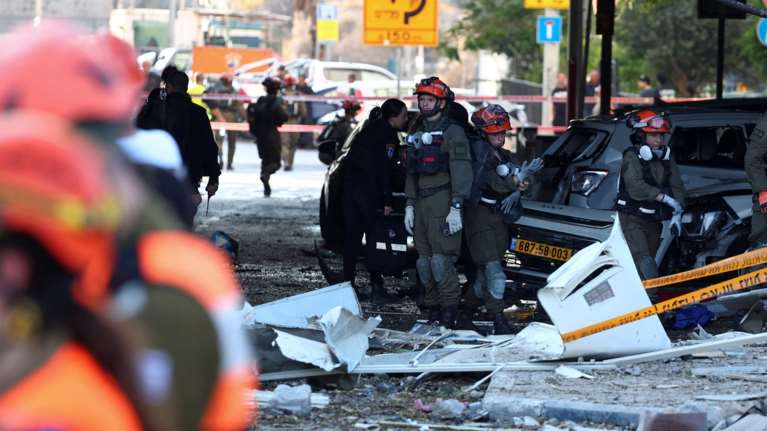 Η πρώτη απάντηση του Ιράν μετά την αμερικανική επίθεση: Εκτόξευσε στο Ισραήλ δύο κύματα πυραύλων - Απειλεί ο Αραγτσί