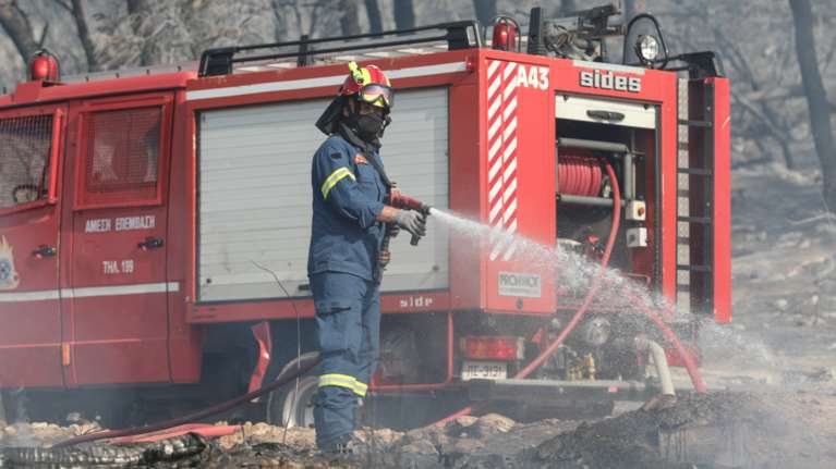 Υπό μερικό έλεγχο η φωτιά στον Βύρωνα - Παραμένουν ισχυρές δυνάμεις της Πυροσβεστικής [βίντεο]