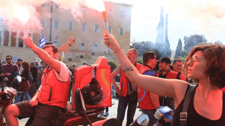 Σε εξέλιξη οι απεργιακές συγκεντρώσεις στο κέντρο της Αθήνας - Κλειστοί οι δρόμοι [εικόνες - βίντεο]