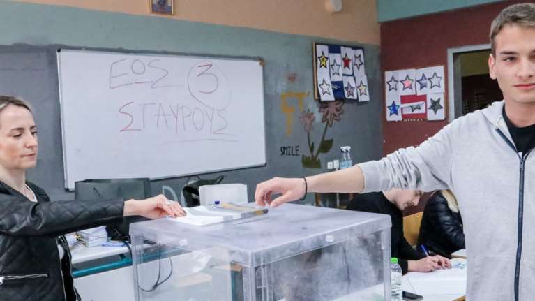 Πώς ψήφισαν οι νέοι στις εκλογές σε σχέση με το 2019: Πρωτιά για τη ΝΔ, μεγάλη &quot;βουτιά&quot; του ΣΥΡΙΖΑ, άνοδος του ΠΑΣΟΚ