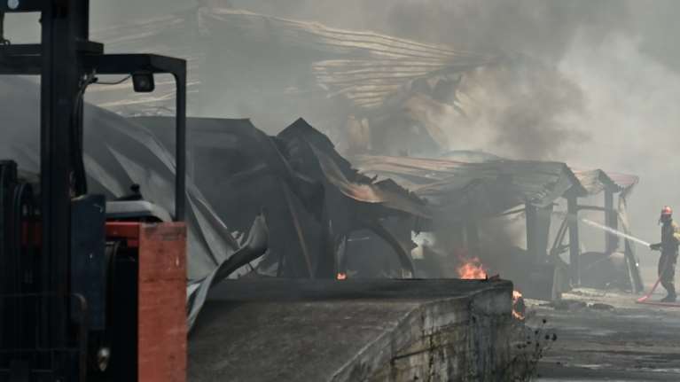 Μαίνεται η φωτιά στη Ριτσώνα: Μαύροι καπνοί παντού - Το εργοστάσιο  έχει καταστραφεί ολοσχερώς [εικόνες]