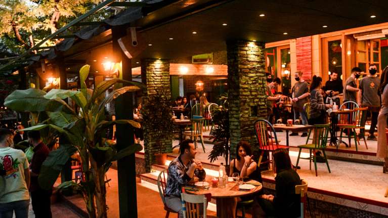 Ένα βήμα πιο κοντά στην κανονικότητα: Eπιστρέφει η μουσική στην εστίαση και &quot;έξω&quot; έως τη 1:30