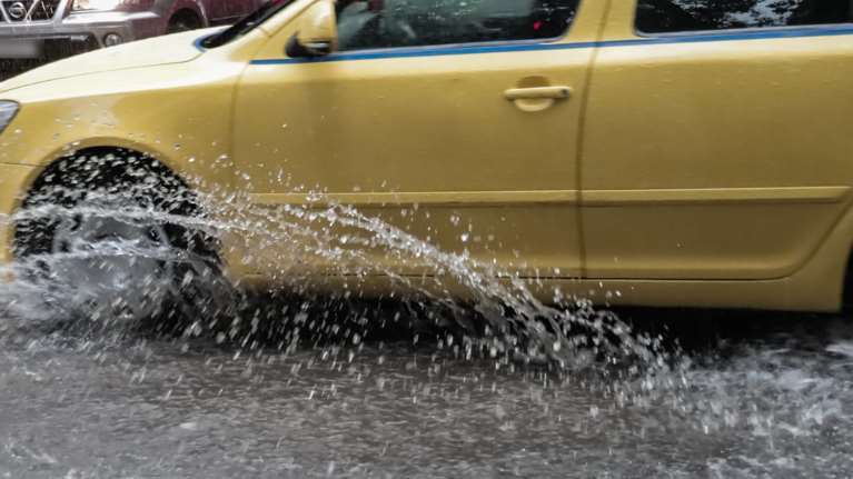 Κακοκαιρία: Ήχησε το 112 στην Πελοπόννησο, επικίνδυνα φαινόμενα από το μεσημέρι - Καταιγίδες και στην Αττική [Live]