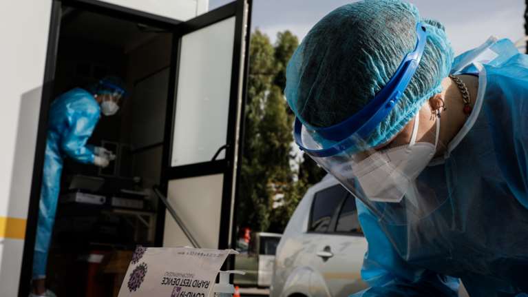 Κορονοϊός: Ανησυχία για την υπερ-μεταδοτική μετάλλαξη Δέλτα - Συναγερμός για την αύξηση των κρουσμάτων σε Αθήνα &amp; Κρήτη