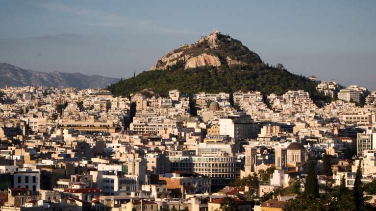 To Airbnb γίνεται... μακροχρόνια μίσθωση - Σε ποιες περιοχές της Αθήνας μειώθηκαν έως 25% τα ενοίκια [Πίνακες]