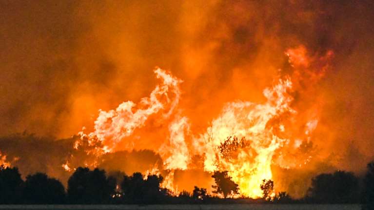 Ανεξέλεγκτες πυρκαγιές: Εφιαλτική νύχτα σε Αχαΐα, Ζάκυνθο και Χίο - Μάχη σε Βόνιτσα και Πρέβεζα