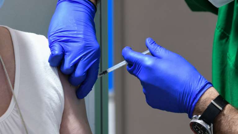 Κορονοϊός: Αύριο ανοίγει η πλατφόρμα για τον κατ’ οίκον εμβολιασμό - Εμβόλιο αυθημερόν για όλους από την Τρίτη