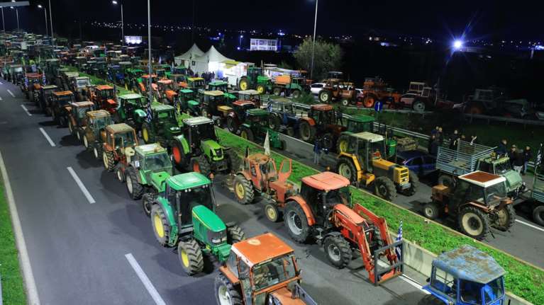 Ενισχύονται τα μπλόκα των αγροτών σε Νίκαια, Μάλγαρα και Ε65, έρχονται κι άλλα τρακτέρ - "Ηρθαμε για να μείνουμε"