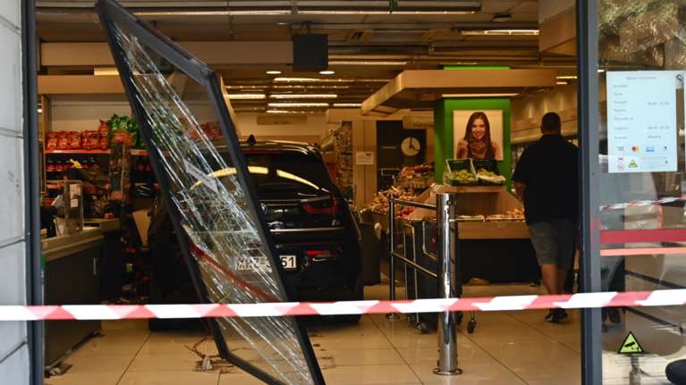 Νίκαια: Πώς η οδηγός μπούκαρε με το ΙΧ σε σούπερ μάρκετ - &quot;Πάρτε τη να μην τη βλέπω&quot; φώναζε ο πατέρας του παιδιού που χτύπησε