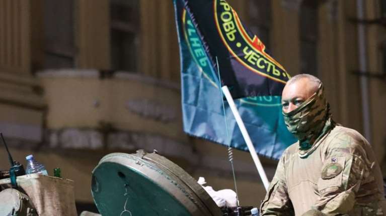 Ανταρσία τέλος: Οι στασιαστές της Βάγκνερ φεύγουν από το Ροστόφ - Χειροκροτήματα και σέλφι - Εξόριστος στη Λευκορωσία ο Πριγκόζιν