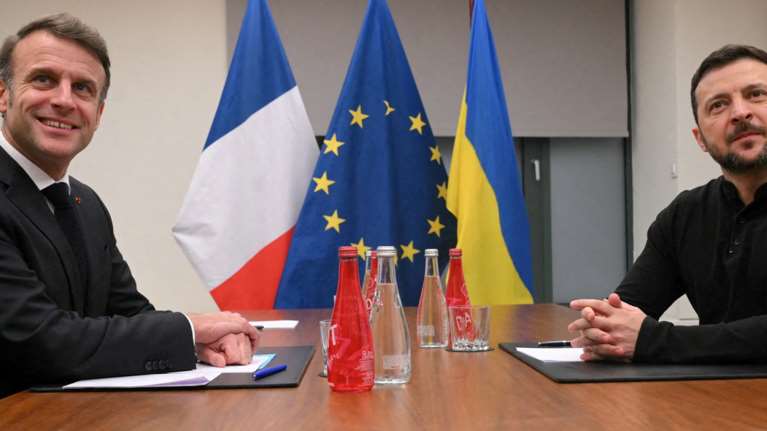 Βαθαίνει το χάσμα ΕΕ-ΗΠΑ: &quot;Όχι&quot; Ζελένσκι στην πρόταση Βανς - &quot;Είναι κοντόφθαλμος μπροστά στην εξαιρετική ευκαιρία&quot; απαντά ο Λευκός Οίκος