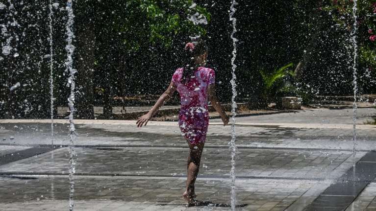 Καιρός: Συνεχίζεται το κύμα ζέστης με 38άρια και μελτέμια - Γιατί η ζέστη είναι πιο έντονη στην Αττική