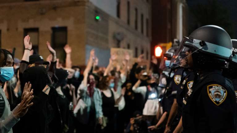 Χάος και αναρχία στις ΗΠΑ με νεκρούς - Κόσμος λεηλατεί καταστήματα - Περιπολικά παρασύρουν διαδηλωτές -