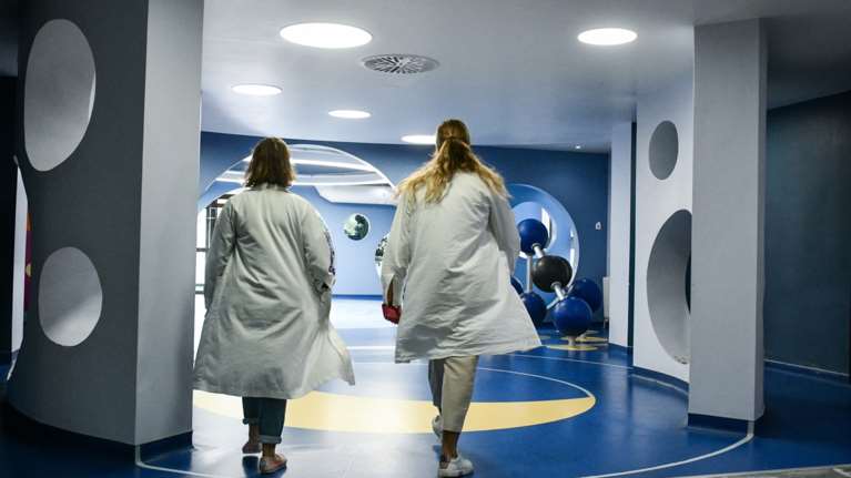 Θερίζει η γρίπη στα παιδιά: Σκηνικό πολέμου στις εφημερίες στα νοσοκομεία Παίδων, 150 παιδιά στην ουρά