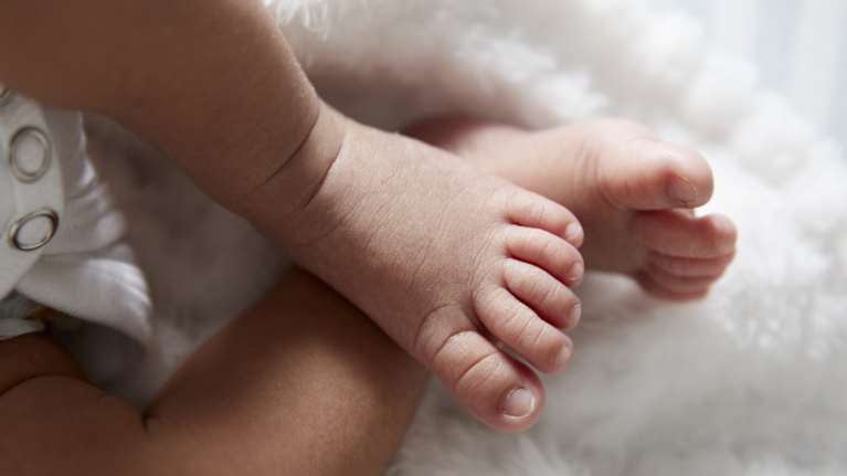 Ξεσπά ο παππούς του βρέφους στην Πτολεμαΐδα: &quot;Η νοσοκόμα μάς είπε ότι δεν έχει τίποτα&quot; - Ήταν θετικό το τεστ της γρίπης [Βίντεο]