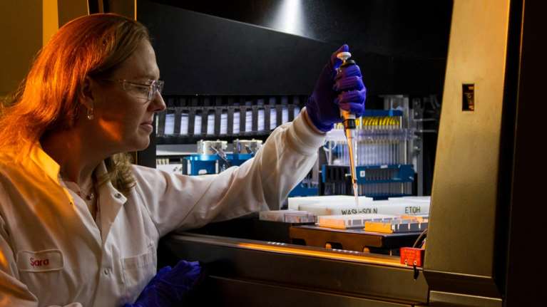 Οι τρεις αλλαγές στη διατροφή που προστατεύουν από τον καρκίνο του παχέος εντέρου - Οι κίνδυνοι και τα ανησυχητικά συμπτώματα