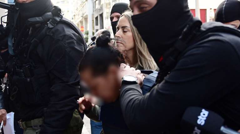 Στα δικαστήρια Πειραιά η 46χρονη που σκότωσε την πεθερά της στη Σαλαμίνα - Πήρε προθεσμία για να απολογηθεί