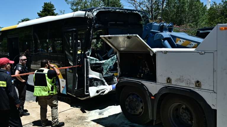 Βούλα: &quot;Είδα κάποια άτομα στο πάτωμα και τους πάταγαν&quot; - Συγκλονιστικές μαρτυρίες από το τροχαίο -  ΕΔΕ από τον ΟΑΣΑ