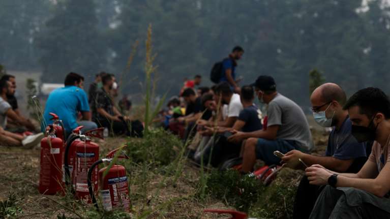 Φωτιά στην Εύβοια: Μάχη σε Καματριάδες, Αβγαριά και Καμάρια - Τιτάνια προσπάθεια να μην φθάσει στην Ιστιαία