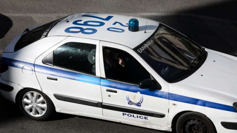 Θρίλερ στη Σαλαμίνα: Νεκρή με εκδορές 77χρονη μέσα στο σπίτι της - Ανακρίνεται ο 57χρονος γιος της