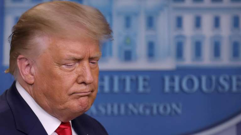 Τα "μαζεύει" ο Τραμπ μετά τον σάλο για την αναβολή των εκλογών - Σε ελεύθερη πτώση ο  Dow Jones