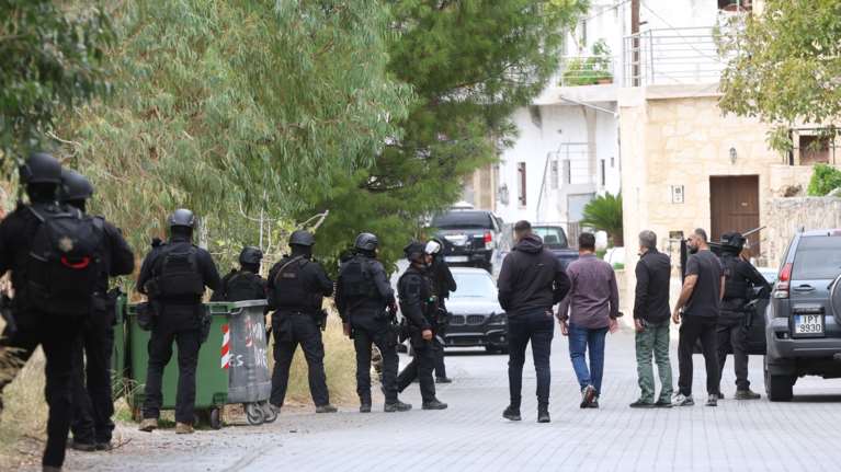 Βορίζια: Παραδόθηκε και συνελήφθη ο αδερφός της 56χρονης που πέθανε στους πυροβολισμούς