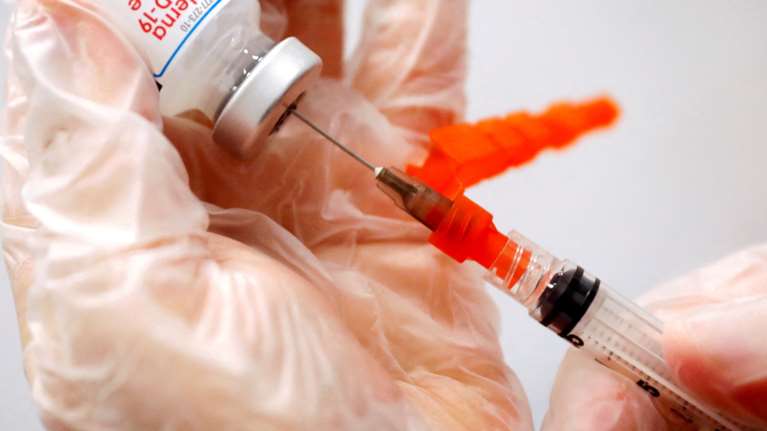 Ποιος βρήκε πρώτος το εμβόλιο για τον κορονοϊό: Moderna ή Pfizer; - Στα δικαστήρια οι δύο κολοσσοί