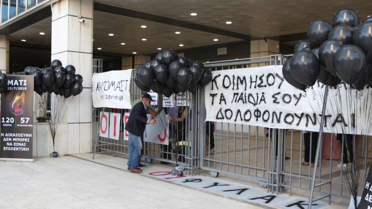 Η ώρα της κρίσης για το Μάτι: &quot;Είμαστε μόνοι μας, γιατί;&quot; - Λευκά τριαντάφυλλα και μαύρα μπαλόνια [εικόνες]