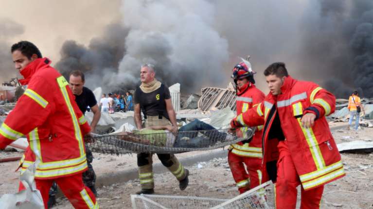 Εκρηξη στη Βηρυτό: Σκληρή μάχη με τον χρόνο για τους αγνοούμενους - Έραβαν τις πληγές με το φως των κινητών