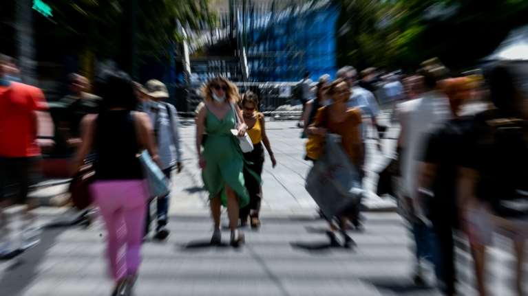 Γιατί καταργούνται τα πιστοποιητικά εμβολιασμού και νόσησης -&quot;Είδος γρίπης πλέον ο κορονοϊός&quot;