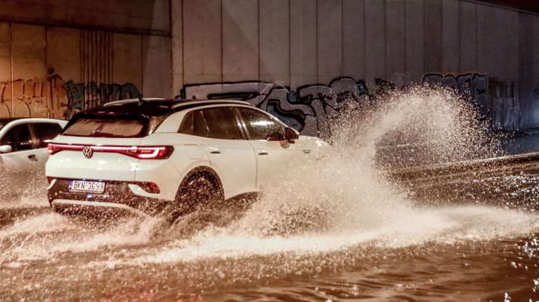 Σφοδρή κακοκαιρία στην Αττική: Πλημμύρισαν δρόμοι και σταθμοί του ΗΣΑΠ, εγκλωβίστηκαν οδηγοί, φούσκωσαν ρέματα