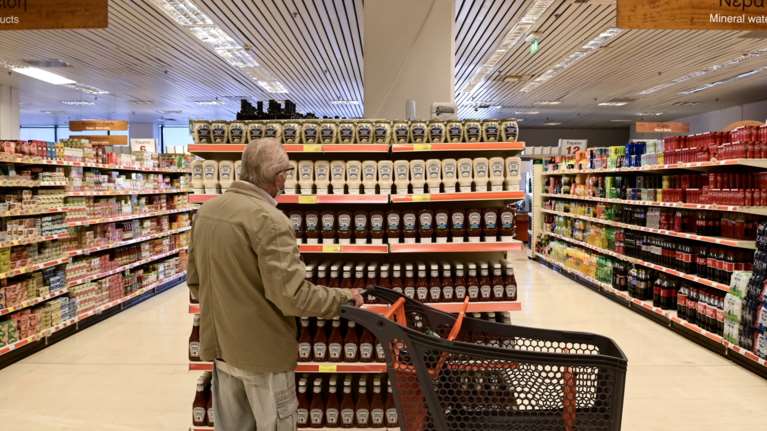 Αλλαγές στο &quot;καλάθι του νοικοκυριού&quot;: Μεγαλύτερα ταμπελάκια, πρόστιμα στους παραβάτες - Τι θα γίνει με τις ελλείψεις