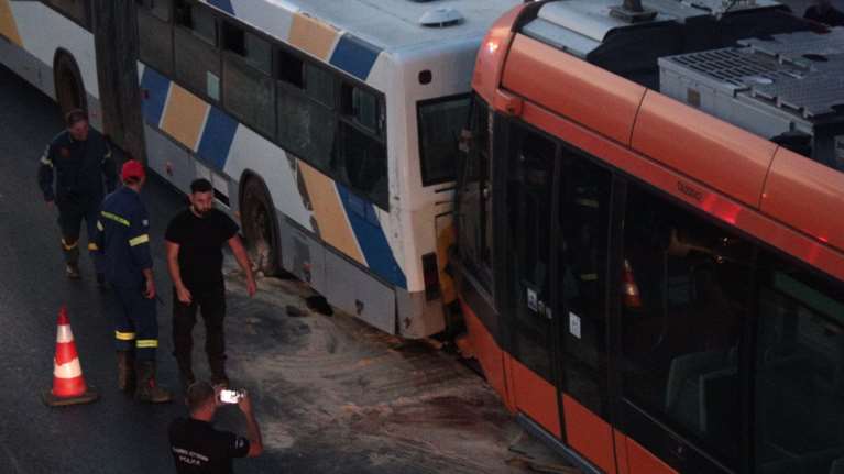 Πειραιάς: Σύγκρουση τραμ με λεωφορείο - Σε νοσοκομεία μεταφέρθηκαν 23 ελαφρά τραυματίες [εικόνες - βίντεο]