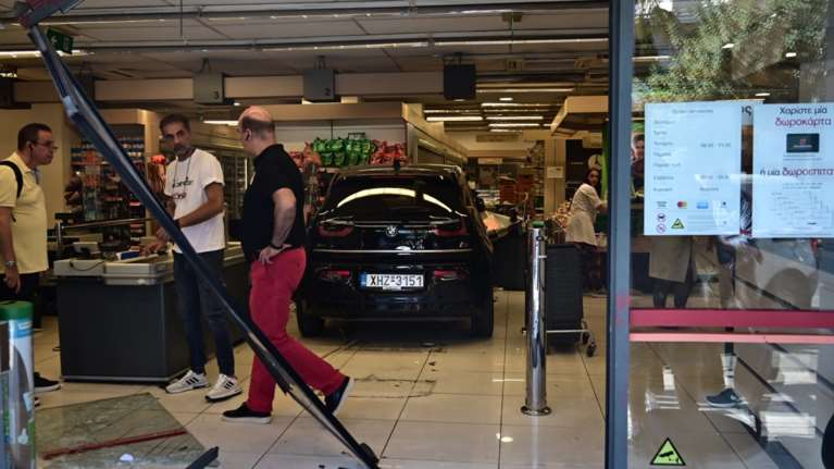 Νίκαια: Αυτοκίνητο έπεσε σε σούπερ μάρκετ στην Πέτρου Ράλλη - Τρεις τραυματίες, ανάμεσά τους δύο παιδιά, το ένα πιο σοβαρά