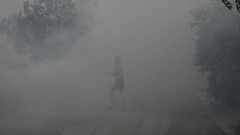 Πύρινος εφιάλτης στη Νέα Αγχίαλο: Μήνυμα από το 112 - &quot;Εκκενώστε την περιοχή των εκρήξεων σε απόσταση 3 χλμ.&quot;