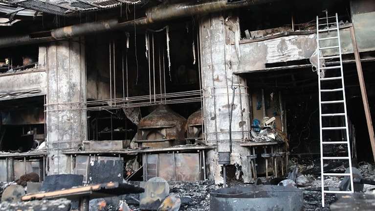 Στάχτη γνωστό εστιατόριο στη Νέα Σμύρνη - Ενας τραυματίας, μαρτυρίες για εμπρησμό [εικόνες - βίντεο]