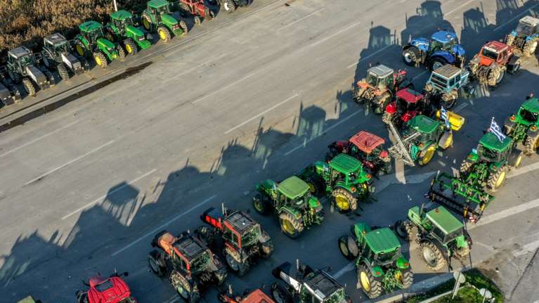 Κλιμακώνονται οι αγροτικές κινητοποιήσεις: Χριστούγεννα στα μπλόκα – Ανοίγουν τα διόδια το Σαββατοκύριακο