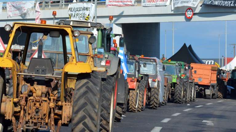 Επιμένουν οι αγρότες στα μπλόκα: Κλείνουν παρακαμπτηρίους στη Νίκαια, αποκλεισμοί σε τελωνεία, τρακτέρ σε εθνικές οδούς