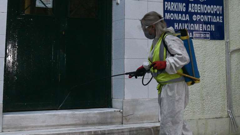 Στα 10 έφτασαν τα κρούσματα σε γηροκομείο στη Γλυφάδα - Υπάλληλος δεν τηρούσε τα μέτρα [βίντεο]