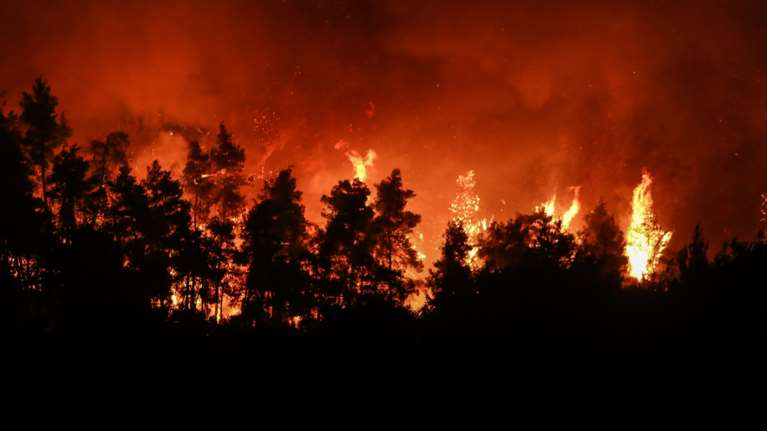 Φωτιές: Καλύτερη η εικόνα στη Δυτ. Αττική, μάχη στα μέτωπα της Κιάφας - Δύσκολη νύχτα με αναζωπυρώσεις στη Ρόδο