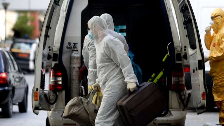 Κορονοϊός: Ενδείξεις για μείωση των κρουσμάτων - Γιατί επιμένει ο ιός στη Βόρεια Ελλάδα - 400 εισαγωγές την ημέρα στα νοσοκομεία