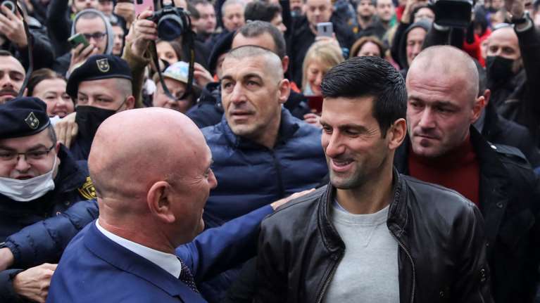 Δεν βάζει μυαλό ο Τζόκοβιτς: Σε φιέστα στο Μαυροβούνιο χωρίς μάσκα, ανάμεσα σε εκατοντάδες πολίτες [Βίντεο]